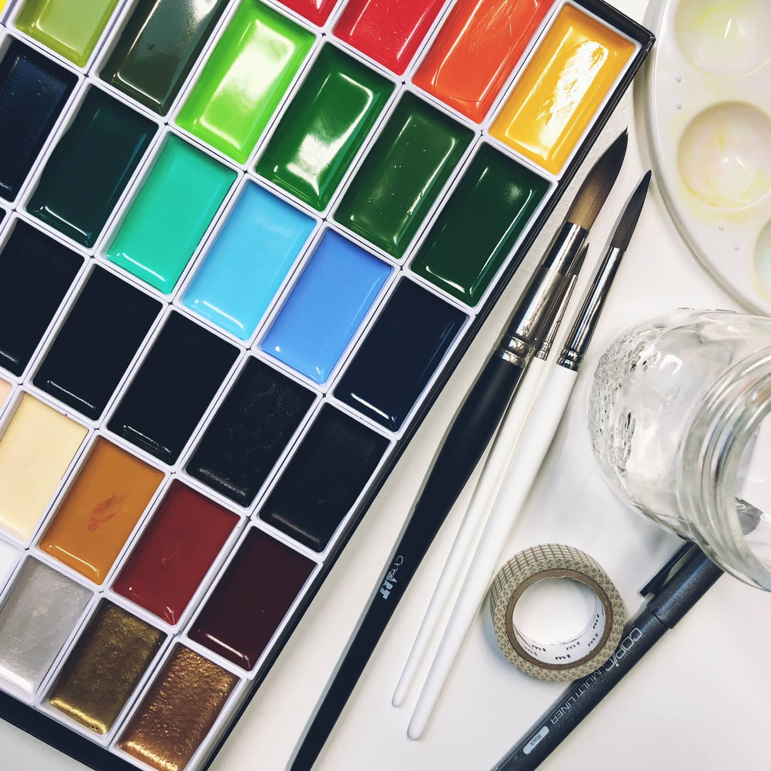 Supplies for the apple chestnut watercolor exercise